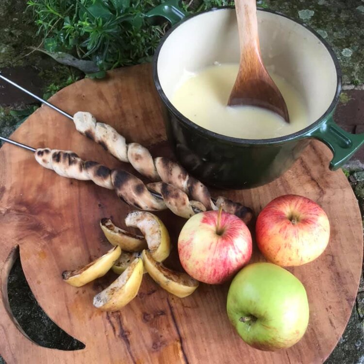 Woodee Cheese Fondue with Harvest Dips